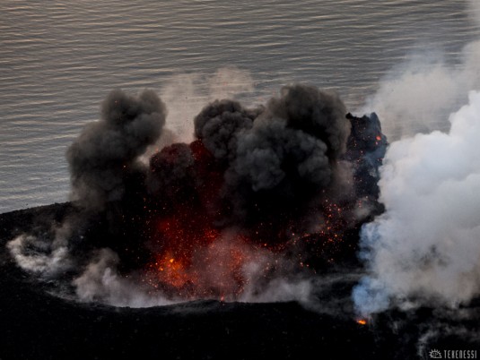 n284/italie.iles.eoliennes.stromboli.etna.10.jpg