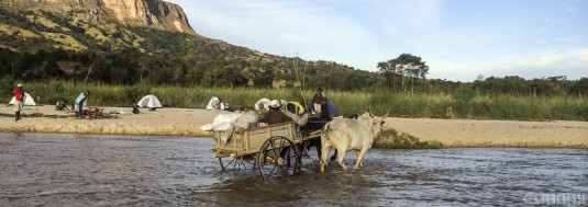 n400/trek.makay.madagascar.bac.mangoky.3.jpg