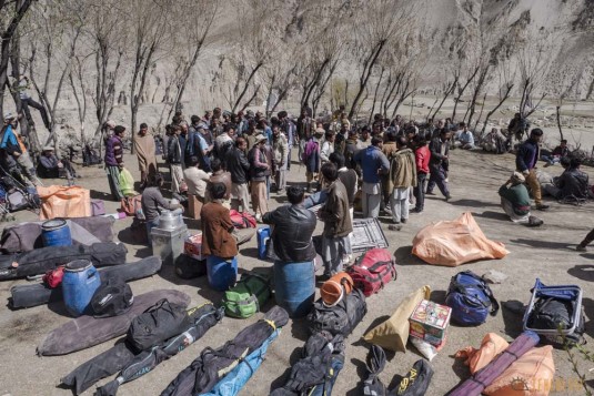 n742/Porteurs.Nepal.Pakistan.Shimshal.Hsipar.Snow.lake.4.jpg