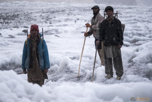 n742/Porteurs.Nepal.Pakistan.Shimshal.Hsipar.Snow.lake.5.jpg