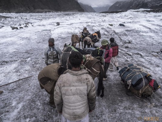 n742/Porteurs.Nepal.Pakistan.Shimshal.Hsipar.Snow.lake.8.jpg