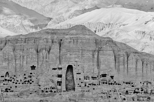 n920/extrait.panoramique.de.la.falaise.de.bamiyan.1.c.courtesy.pascal.convert.galerie.eric.dupont.0.jpg